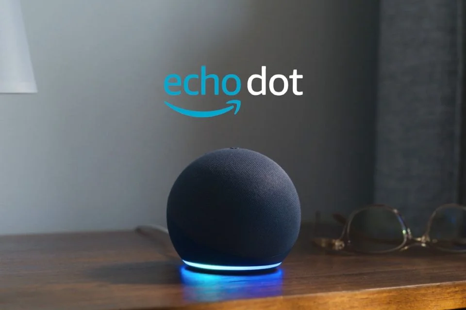 Echo Dot 5 Geração Mesa de Cabeceira Amazon Echo Dot 5ª Geração com anel de luz LED azul apoiado na mesa de cabeceira