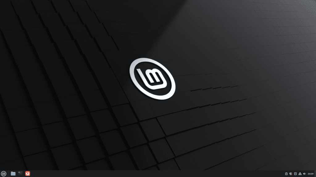 Papel de parede escuro oficial com o logotipo do Linux Mint em destaque, representando a interface elegante e sóbria do sistema.