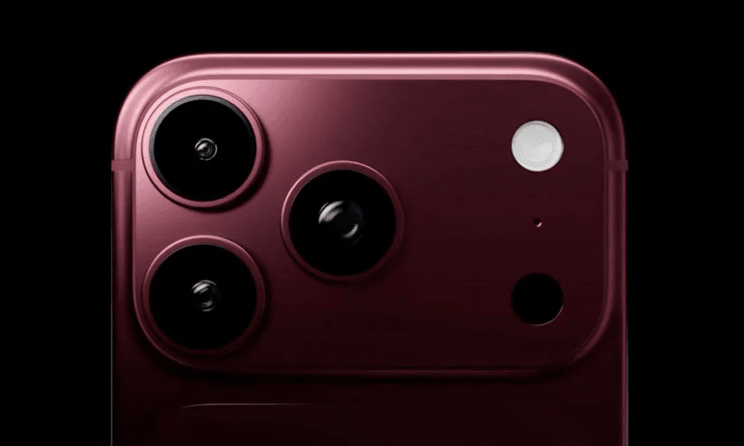 Câmeras do iPhone 18 Pro com sensor de abertura variável. Close no conjunto de três câmeras traseiras do iPhone 18 Pro na nova cor Borgonha.