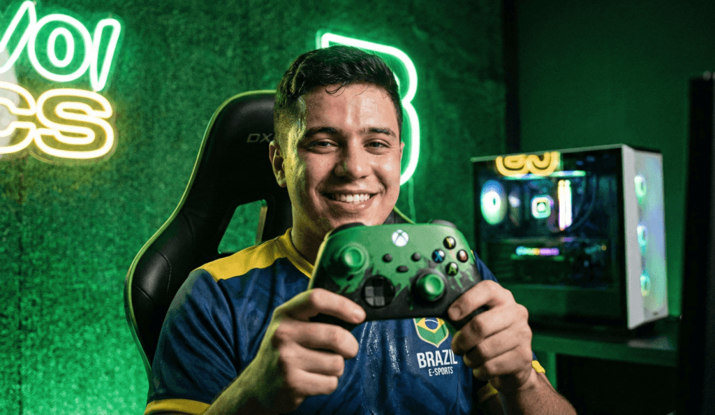 Jovem sorrindo segurando um controle de Xbox verde personalizado, demonstrando a experiência de jogar via streaming no Brasil.
