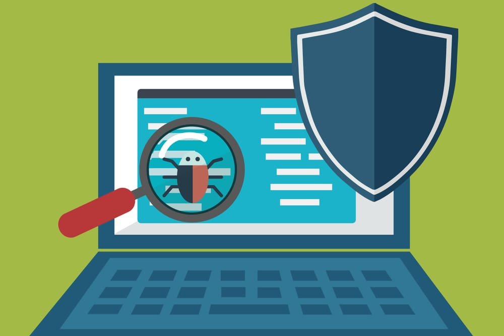 Ilustração vetorial de um notebook com um escudo de proteção e uma lupa identificando um vírus (bug) no código, simbolizando a varredura de um antivírus.