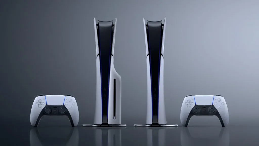 Console PlayStation 5 Slim branco posicionado na vertical e horizontal, destacando o design moderno e o controle DualSense.