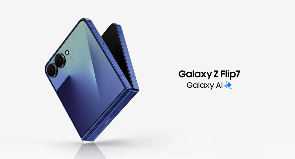 Galaxy Z Flip 7 Dobrado Galaxy Z Flip 7 na cor azul semi-aberto, exibindo design dobrável e câmeras externas.