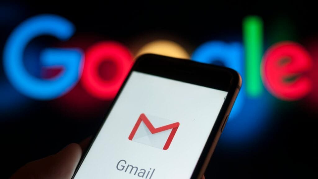 Nova atualização do Gmail com Inteligência Artificial Gemini. Celular exibindo o logo do Gmail com IA e nova atualização Gemini