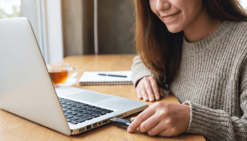 Captura de tela da interface do software Media Creation Tool da Microsoft, mostrando as opções de configuração para criar um pen drive bootável ou baixar a ISO.