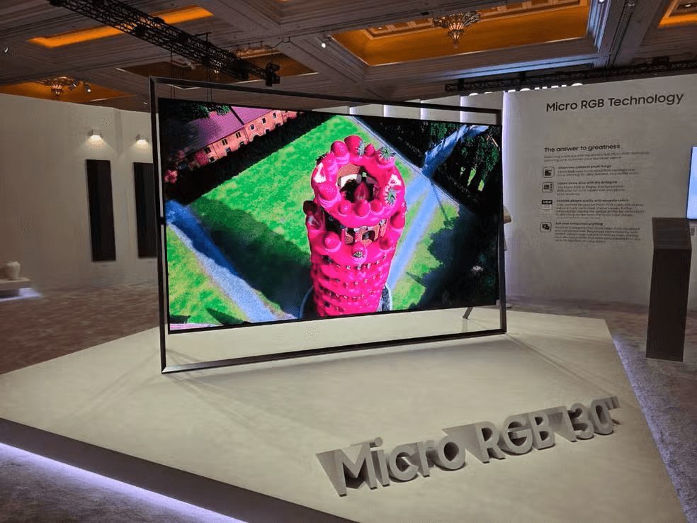 TV Samsung Micro RGB 130 polegadas com AI Engine. Nova TV Samsung Micro RGB de 130 polegadas exibindo imagem vibrante de alta tecnologia no estande da CES 2026.