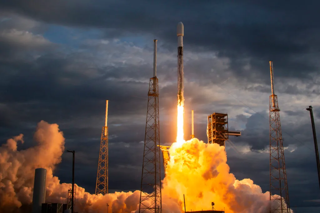 SpaceX anuncia IPO histórico no Nasdaq Foguete Falcon 9 decolando - análise do IPO da SpaceX em 2026