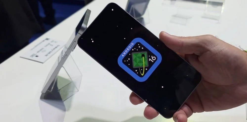 Smartphone Samsung Galaxy exibindo o logotipo do Android 16, sistema base da nova One UI 8.5