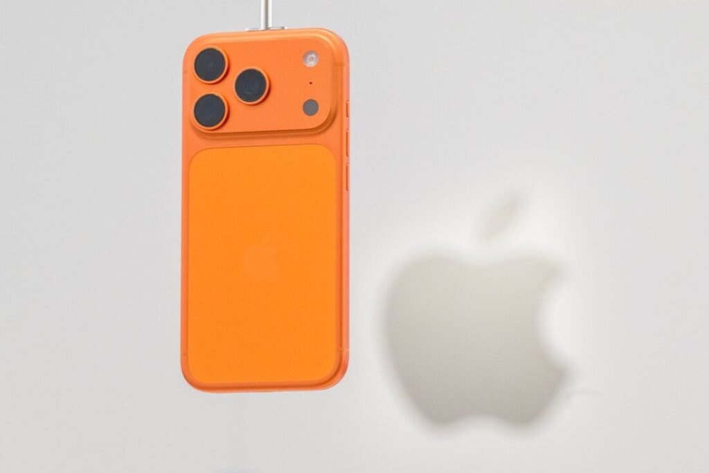 iPhone 17 Pro — design e câmera em destaque iPhone 17 Pro frente e verso câmera tripla 2026