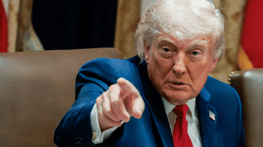 Presidente dos EUA assina ordem executiva que restringiu acesso estrangeiro aos modelos de IA da Anthropic Presidente dos Estados Unidos apontando o dedo em reunião oficial