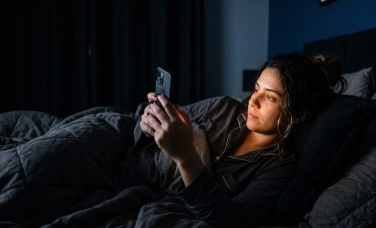 Estudo sobre o uso de smartphones e a queda na natalidade em 2026