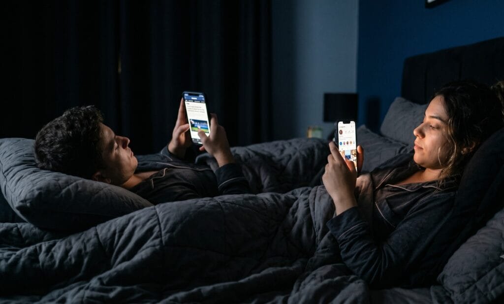 Isolamento digital e queda na natalidade nos Estados Unidos jovens no celular sem interação presencial isolamento digital