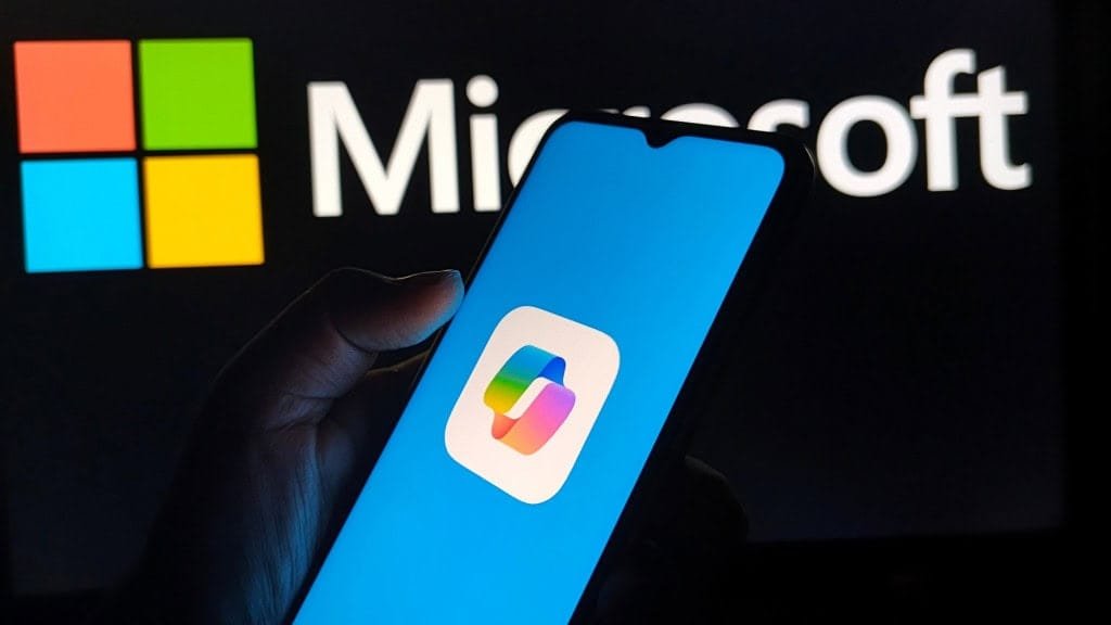 Celular iniciando Microsoft Copilot